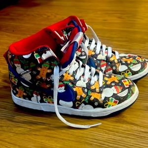 l Nike SB Dunk High
Concepts Ugly Christmas Sweater (2017) USED